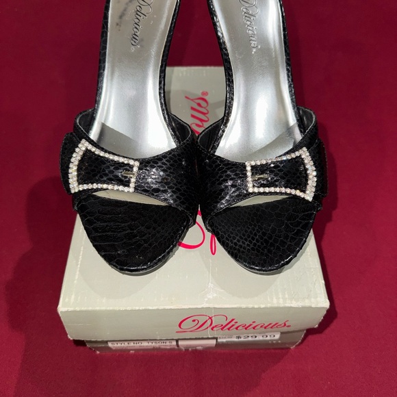 Delicious Vintage Black Mules with Rhinestone Buckle - Picture 3 of 7